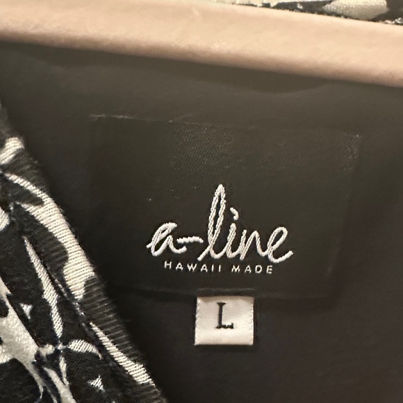 A-line Hawaii Black and White Patterned Women's Top w black undershirt size  L - Picture 2 of 3